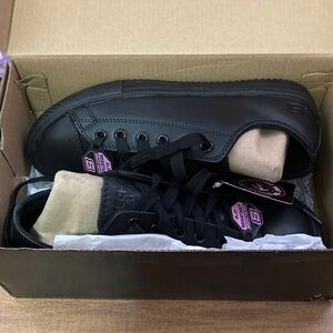BRAND NEW SKECHERS SLIP-RESISTANT WORK SHOES 6.5